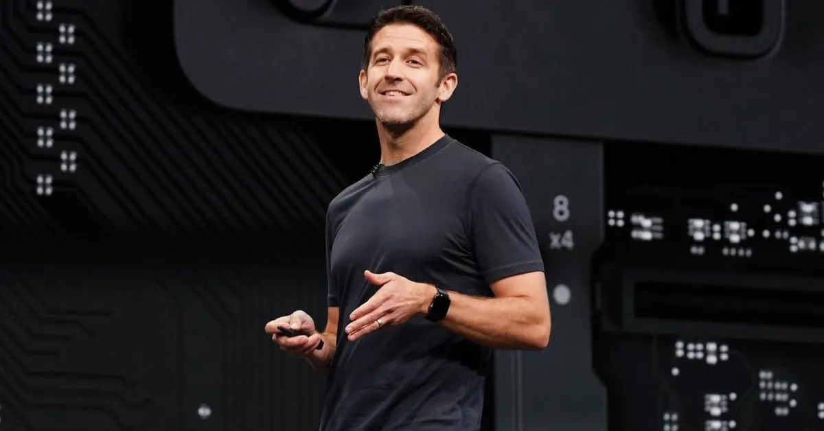 John Ternus en el escenario durante un evento de Apple en el cambio de liderazgo