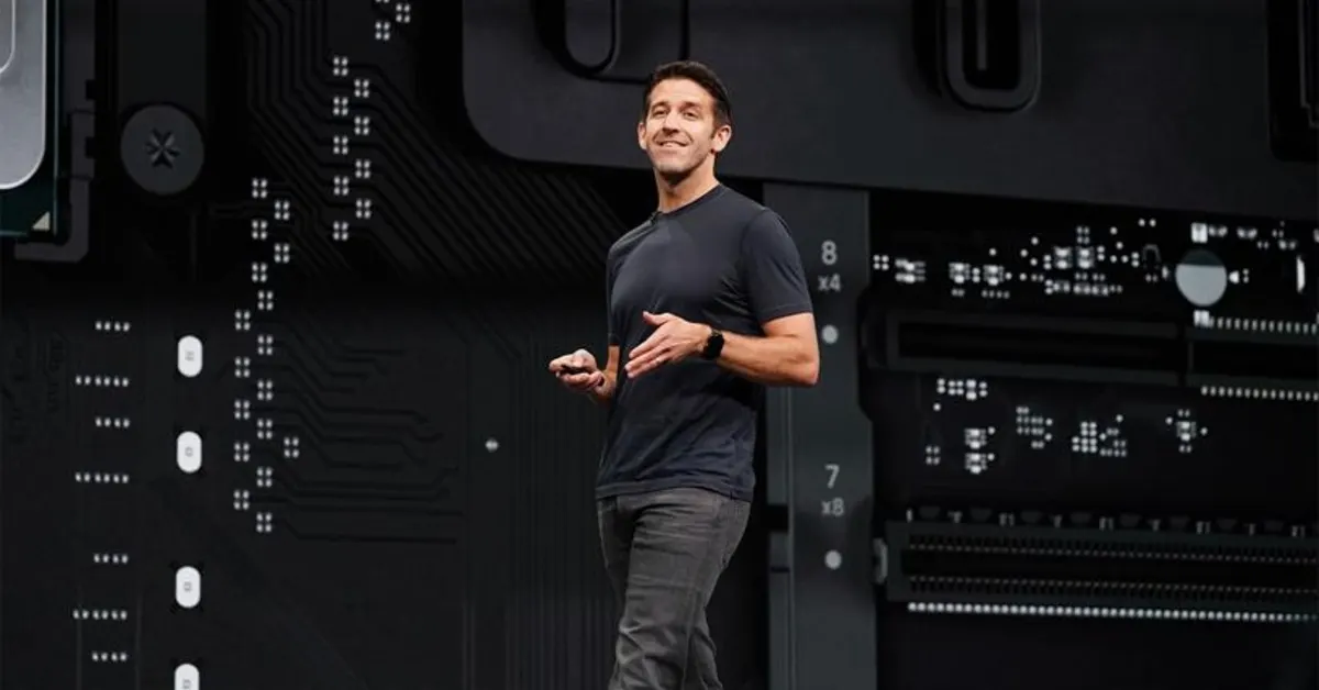 John Ternus Apple etkinliğinde sahnede konuşma yaparken, yeni CEO dönemi.