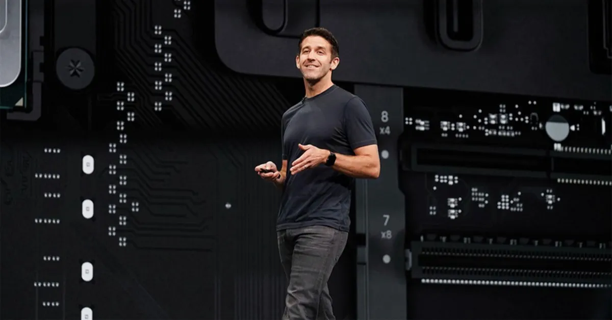 John Ternus spricht auf einer Apple-Bühne während des Führungswechsels