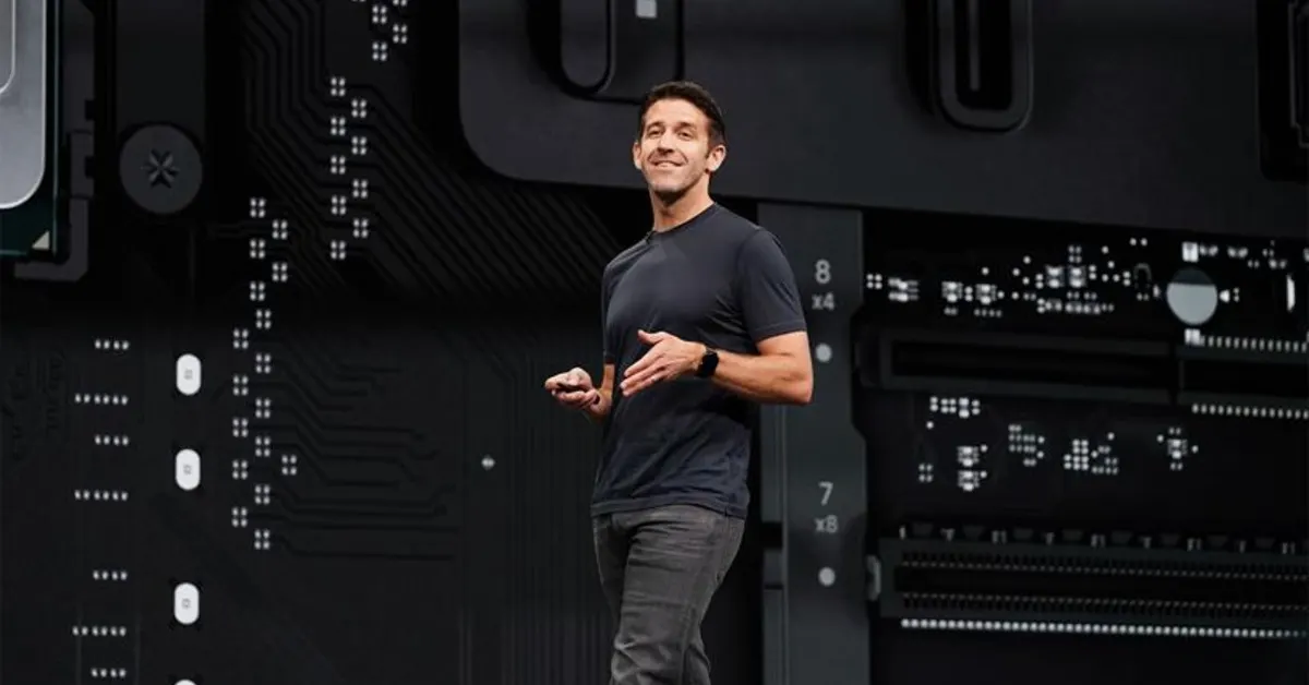 John Ternus sur scène lors d’un événement Apple au moment du changement de direction