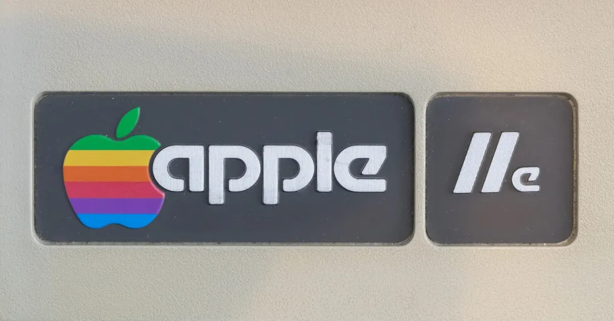 Nahaufnahme eines Schildes mit einem Apple Logo