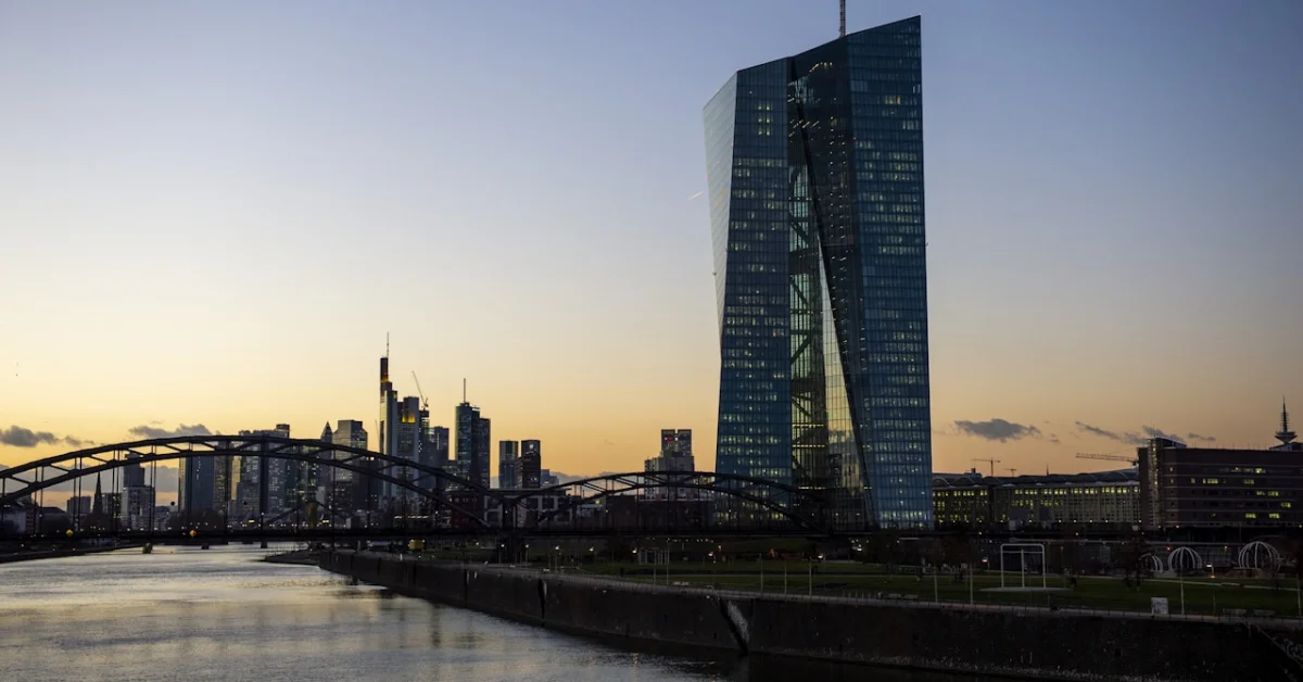 Frankfurt’ta Avrupa Merkez Bankası binası gece görünümü