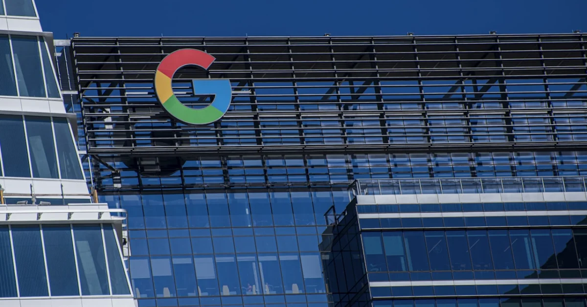 Üzerinde Google logosu bulunan bir bina